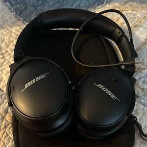 BOSE- Quietcomfort45 sound cancellation Bluetooth headphones. QC45